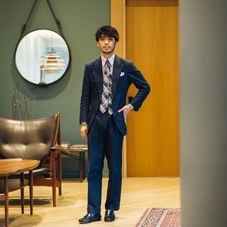 Какие лоферы носить с темно-сине-красным костюмом