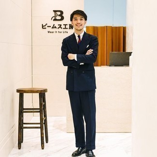 Какие лоферы носить с темно-сине-красным костюмом