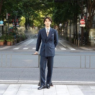 Какие лоферы носить с темно-сине-красным костюмом