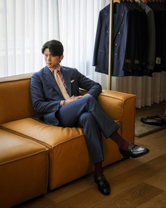 Какие лоферы носить с темно-сине-красным костюмом