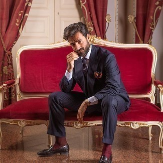 Какие лоферы носить с темно-сине-красным костюмом