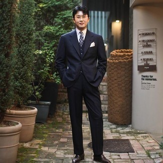 Какие лоферы носить с темно-сине-красным костюмом