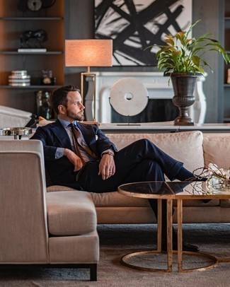 Какие лоферы носить с темно-сине-красным костюмом