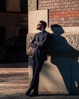 Какие лоферы носить с темно-сине-красным костюмом