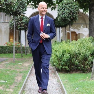 Какие лоферы носить с темно-сине-красным костюмом