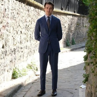 Какие лоферы носить с темно-сине-красным костюмом