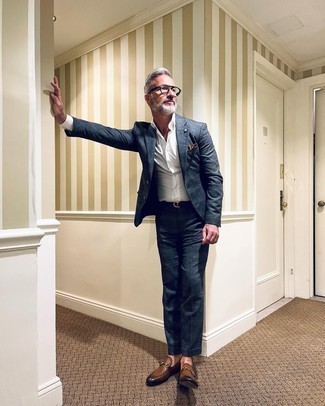 Какие лоферы носить с темно-сине-красным костюмом