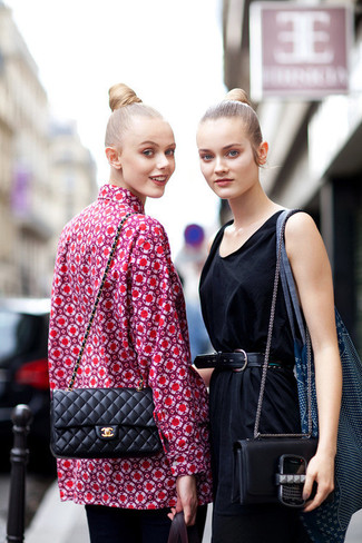 С чем носить темно-сине-красную большую сумку