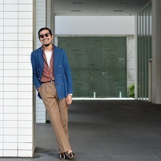 С чем носить темно-сине-красный двубортный пиджак в вертикальную полоску мужчине