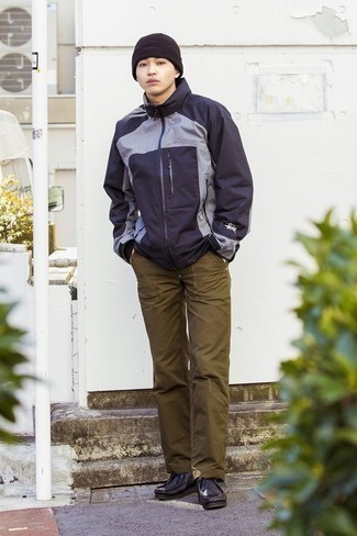 С чем носить темно-сине-красную ветровку мужчине