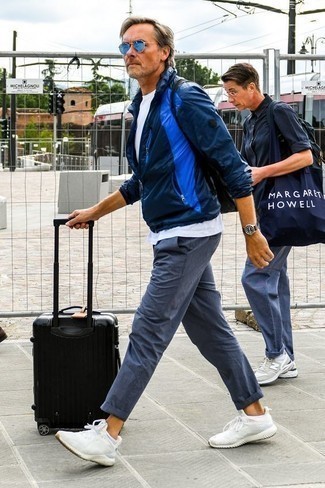 С чем носить темно-сине-красную ветровку мужчине