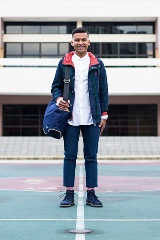 С чем носить темно-сине-красную ветровку мужчине
