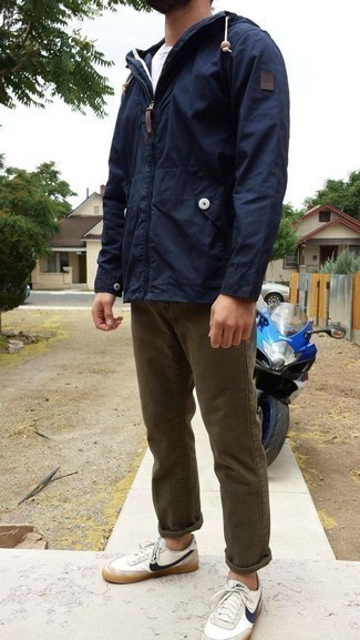 С чем носить темно-сине-красную ветровку мужчине