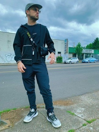 С чем носить темно-сине-красную ветровку мужчине