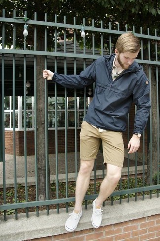 С чем носить темно-сине-красную ветровку мужчине