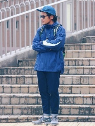 С чем носить темно-сине-красную ветровку мужчине