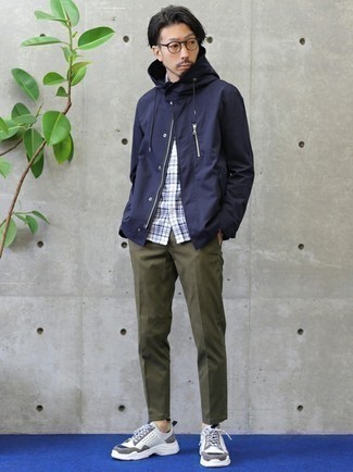 С чем носить темно-сине-красную ветровку мужчине