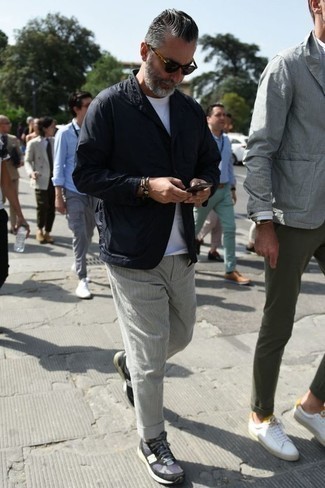 Какие пиджаки носить с темно-сине-белыми кроссовками мужчине