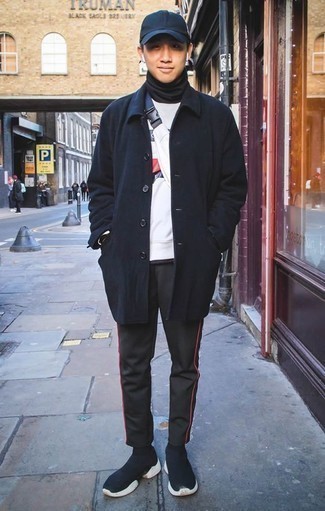 Какие водолазки носить с темно-сине-белыми кроссовками мужчине