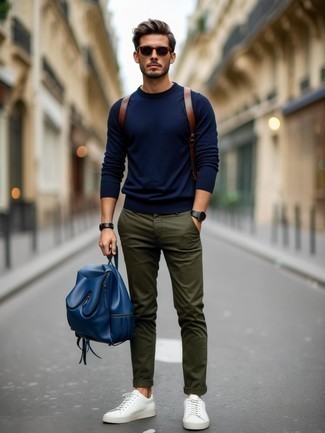 С чем носить темно-сине-белый рюкзак мужчине