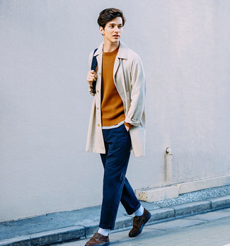 С чем носить темно-сине-белый рюкзак мужчине