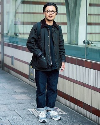 С чем носить темно-сине-белый рюкзак мужчине