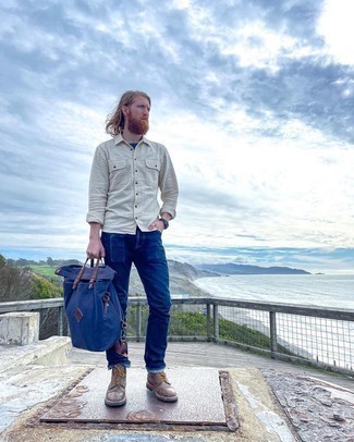 С чем носить темно-сине-белый рюкзак мужчине