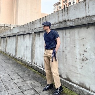 С чем носить темно-сине-белую бандану мужчине