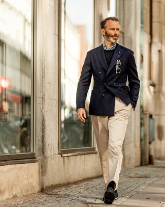 С чем носить темно-сине-белую бандану мужчине