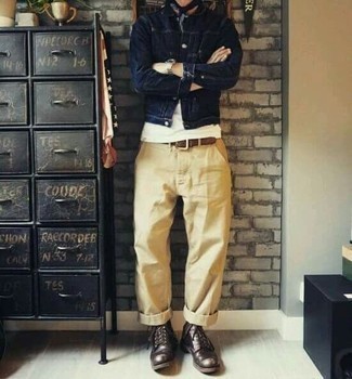 С чем носить темно-сине-белую бандану мужчине