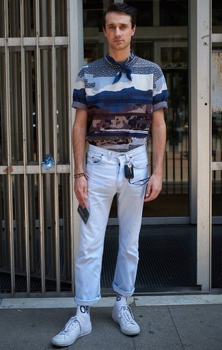 С чем носить темно-сине-белую бандану мужчине