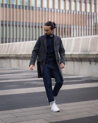 С чем носить темно-сине-белую бандану мужчине