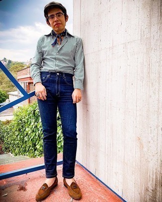 С чем носить темно-сине-белую бандану мужчине