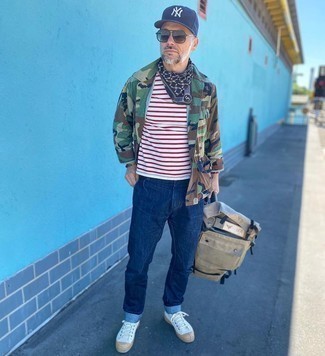 С чем носить темно-сине-белую бандану мужчине