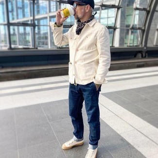 С чем носить темно-сине-белую бандану мужчине