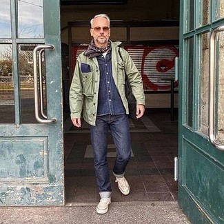 С чем носить темно-сине-белую бандану мужчине