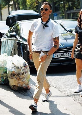 С чем носить темно-сине-белую бандану мужчине