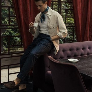 С чем носить темно-сине-белую бандану мужчине