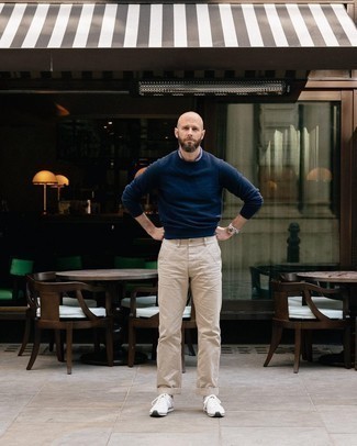 С чем носить темно-сине-белую бандану мужчине