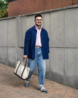 С чем носить темно-сине-белую бандану мужчине