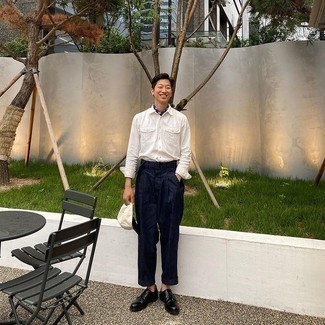 С чем носить темно-сине-белую бандану мужчине