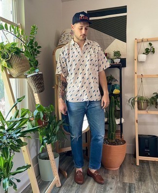 С чем носить темно-сине-белую бейсболку мужчине