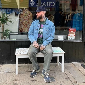 С чем носить темно-сине-белую бейсболку мужчине