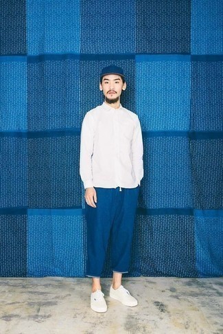 С чем носить темно-сине-белую бейсболку мужчине