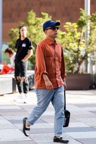 С чем носить темно-сине-белую бейсболку мужчине