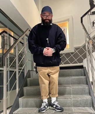 С чем носить темно-сине-белую бейсболку мужчине