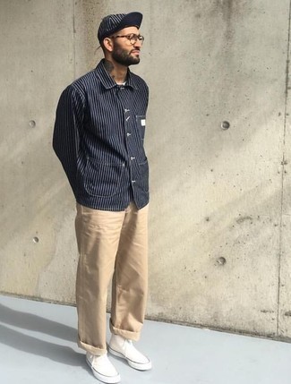 С чем носить темно-сине-белую бейсболку мужчине