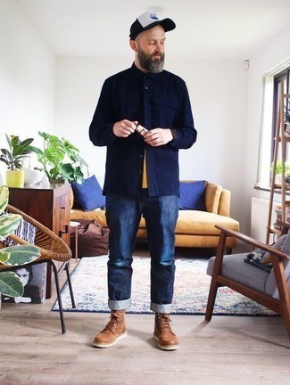 С чем носить темно-сине-белую бейсболку мужчине