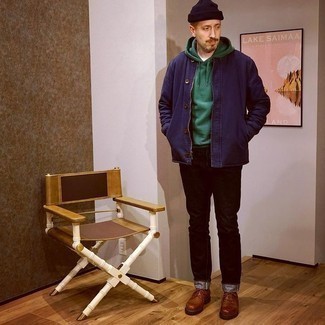 С чем носить темно-сине-белую шапку мужчине