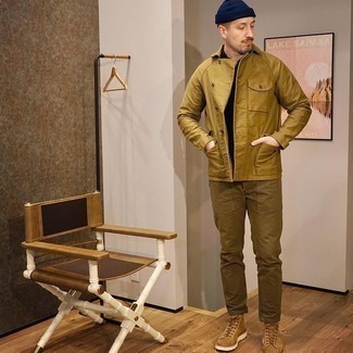 С чем носить темно-сине-белую шапку мужчине